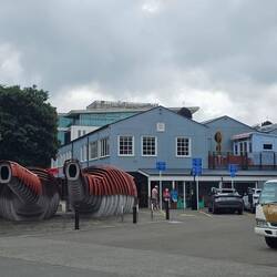 Sur le port, les structures rouges, ce sont des toilettes ...