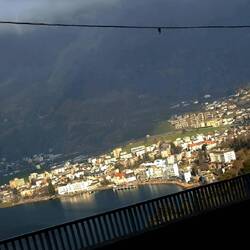 Und bei der Abwärtsfahrt gen Schwyz leuchtet uns Brunnen nochmal wunderschön entgegen.