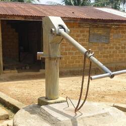 Warum auch immer, ist die Pumpe mit einer Motorradkette und einem Schloss geschlossen