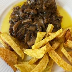 Pork and mushrooms with fries