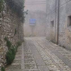 Das passt der Rudi net amoll mit eingeklappten Spiegeln durch