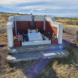 Unweit Tehuelche wurde dieses Denkmal für einen hier 1999 verunfallten Kapitän errichtet