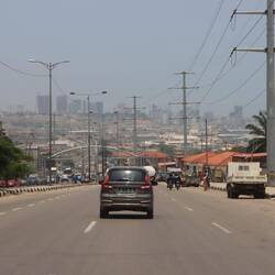 ...dann taucht der Kern Luandas auf