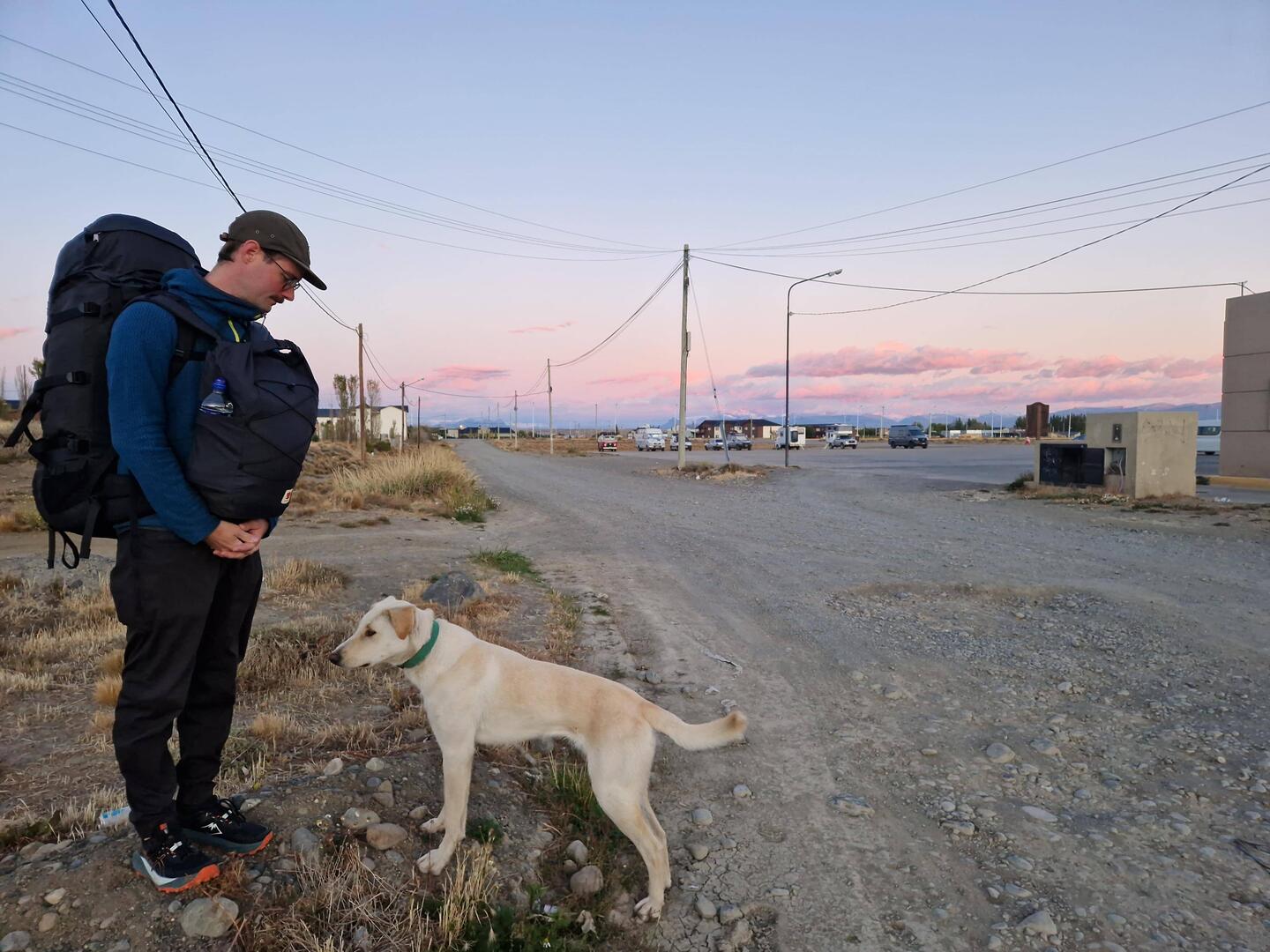 De Dani verabschiedet sech vo sim vierbeinige Kolleg in El Calafate met de Wort "Verreis, verreis!"