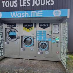 Erstaunliche Waschmöglichkeiten direkt neben dem Supermarkt