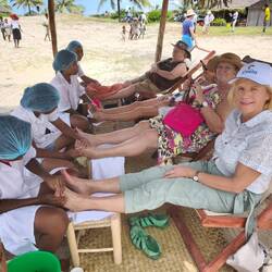 Fußmassage von Studenten des Tourismus Management