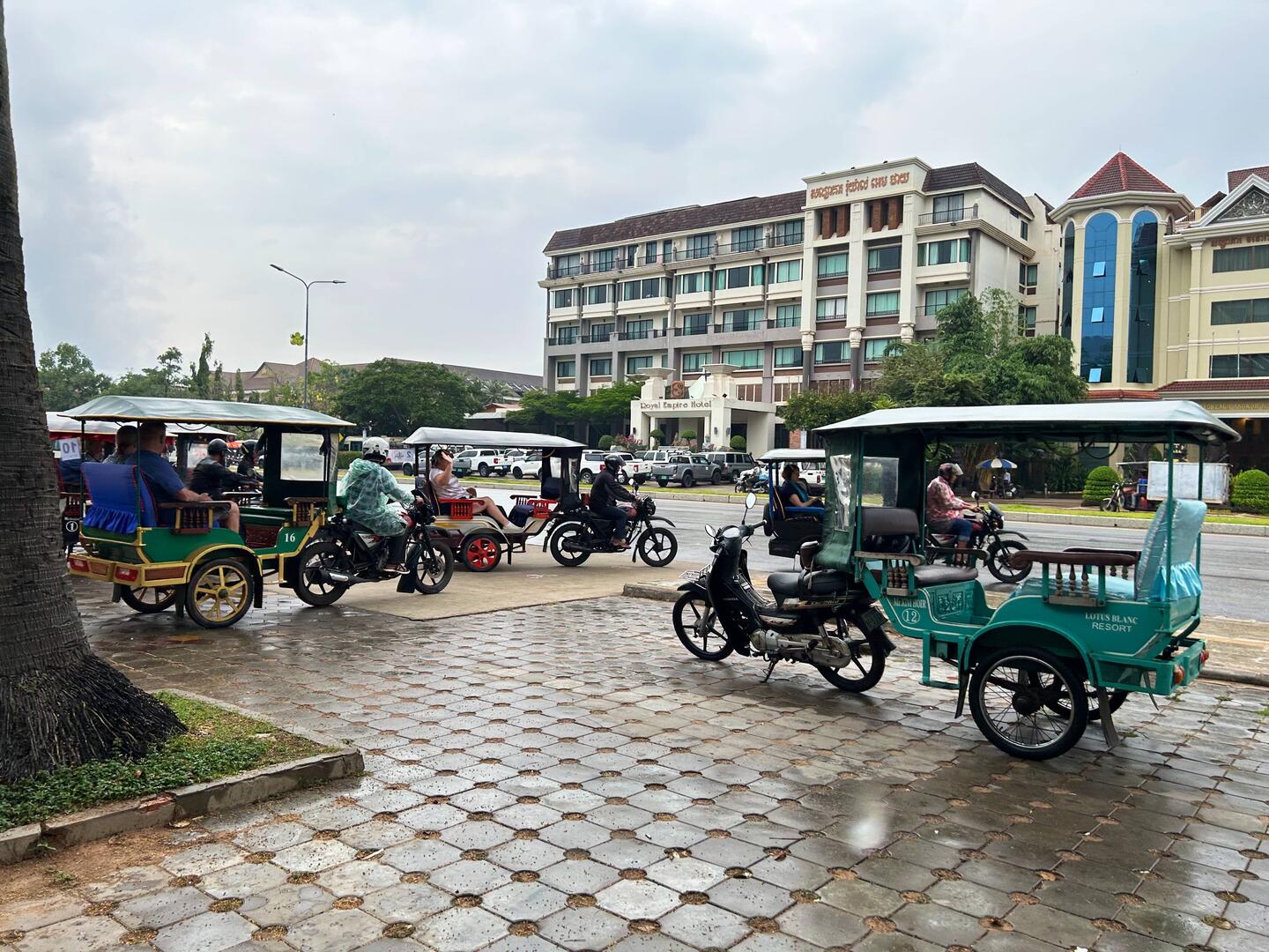 Setting off in tuk-tuks to the market and then the cooking school.