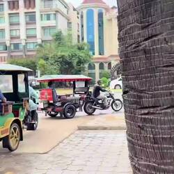 Setting off in tuk-tuks to the market and then the cooking school.