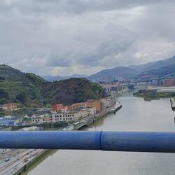Bilbao im Hintergrund