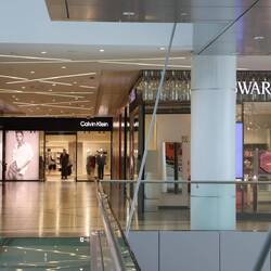 Im Stadtzentrum gibt es eine moderne Shopping-Mall