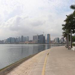 Es gibt einen Fußweg rund um die Bucht...