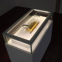 ...sowie ein 13 Kilo schwerer Goldbarren ausgestellt sind