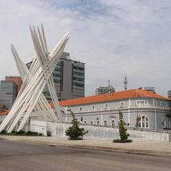 ...neue Gebäude stehen direkt neben Alten