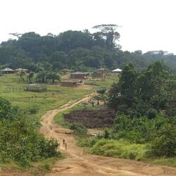 Manchmal laufen einem die Kinder im Dorf hinterher, drehen dann aber einige Meter nach dem Dorf um