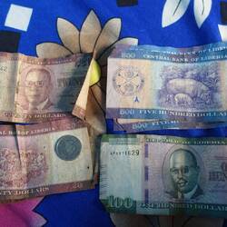 Da ich nun fast alle Scheine zusammen habe, mal ein Foto von liberianischen Dollars (Kurs: 1:220)