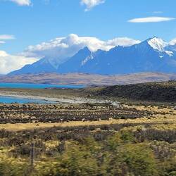 Blick über den Lago Sarmiento zum Torres del Paine Massiv