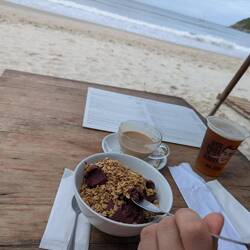 Und natürlich müssen wir uns auch kulinarisch durch probieren 😊 Acai Bowl mit Granola! (Und 🍺)