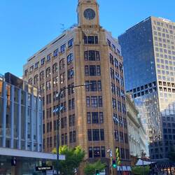 Immer wieder mal alte Gebäude dazwischen.