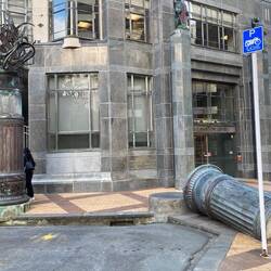 Mini war wieder etwas stürmisch unterwegs und hat die Säule umgeworfen 😮. Oder doch nicht?