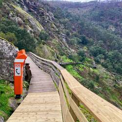 Insgesamt hat es drei Notrufsäulen entlang des Weges