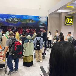 So simmer acho. Jede welle de erst und vorderst sii bide Gepäckusgab 😂🤦‍♂️🤷‍♀️