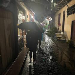 S Guesthouse hemer nur mit me 5 Minute Fuessmarsch im Rege erreicht ☺️