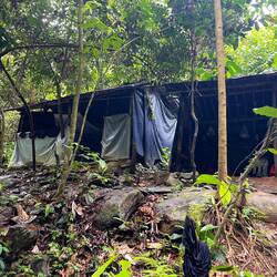 Oisi Base zmittst im Jungle zum übernachte. Immerhin es Dach 🙏🏽😅