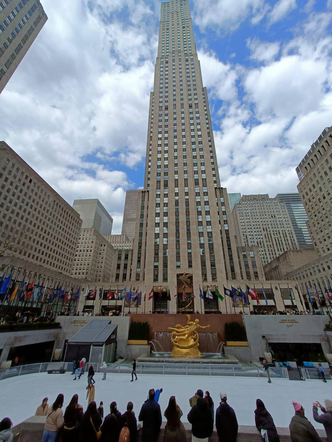 Rockefeller Center- wo der riesige Tannenbaum jedes Jahr steht
