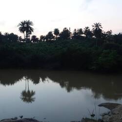 Der Fluss hinter der Stadt nach dem Sonnenuntergang