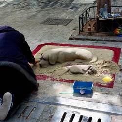 Den Sandkünstler haben wir schon woanders auch getroffen. Er macht immer Hunde.