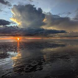Sonnenuntergang mit rechts kommenden Gewitter Wolken