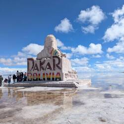 Statue von einem Auto rennen was dort statt findet/fand