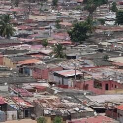 ...in die Armenviertel