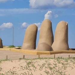 La Mano en la Arena von Irarrázabal, preisgekrönte Statue am Strand