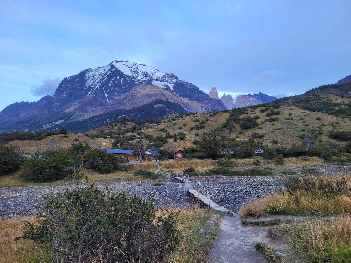 Im Vordergrund der Campingplatz, im Hintergrund unser Ziel: die Torres