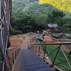 Steige am Felsen, ein Blick zurück