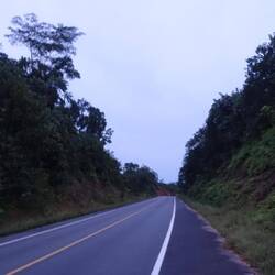 Da sieht man den Vorteil einer ausgebauten Straße: Es geht durch den Hügel, statt steil darüber