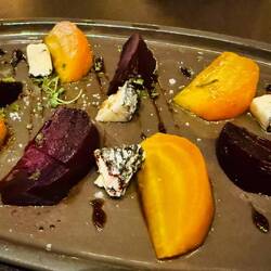 Geröstete rote Beete mit Ziegenkäse an Feigenvinaigrette