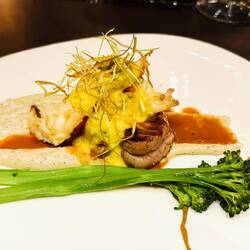 "Terre et mere", Kalbsfiletmedaillons mit Hummer an getrüffelten Kartoffelpüree