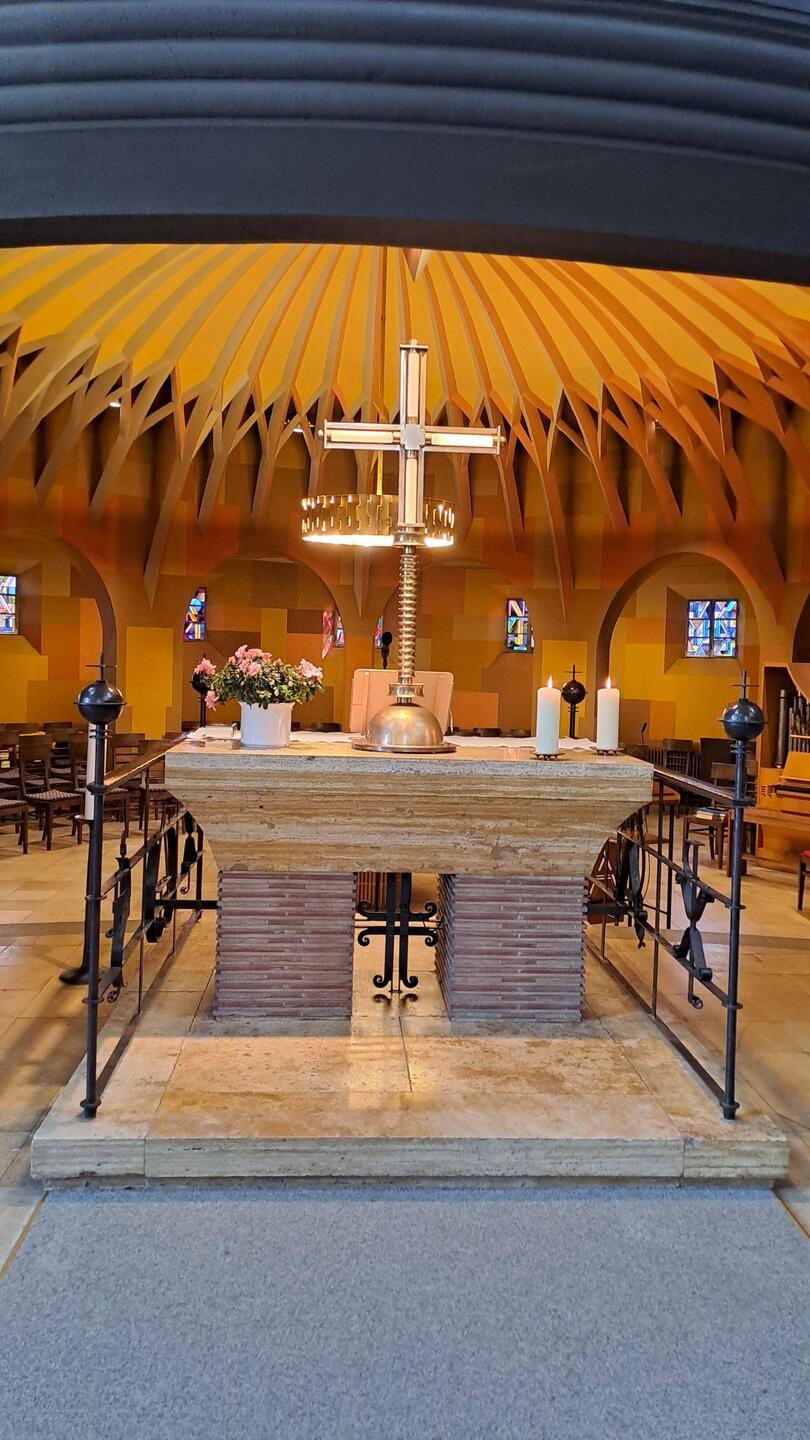 Altar mit Blick in die Feierkirche