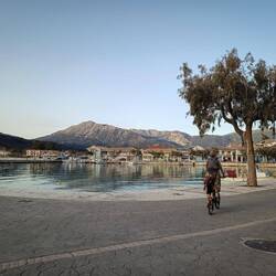 Mit den Klappis auf und ab zum Einkaufen in Vasiliki