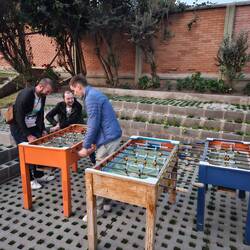 Kickern auf den Pausenhof mit Titouan und Arno