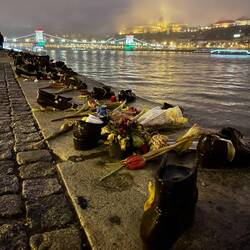 Schuhe an der Donau - ein Mahnmal für die ermordeten Juden in Budapest