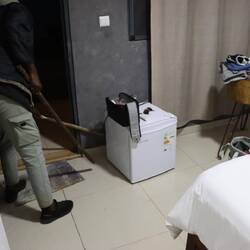 Im Zimmer eine Schlange...