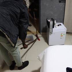 ...leider verliert sie den Kampf mit dem Hausmeister...