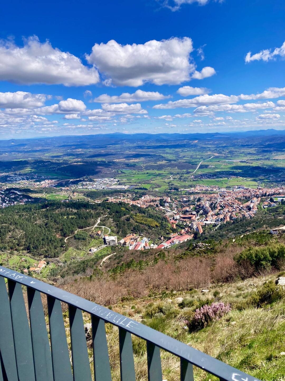 Aussichtsterrasse hoch über Covilhã