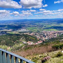 Aussichtsterrasse hoch über Covilhã