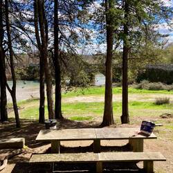 Picnic Platz vor historischer Brücke