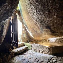 Grotte zwischen zwei Felsbrocken
