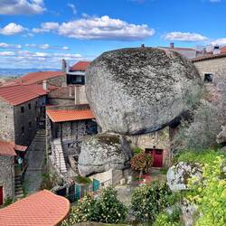 Das Dach dieses Hauses hat nur einen Ziegel, den Felsen